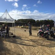 Tente de départ d'une course de motocross