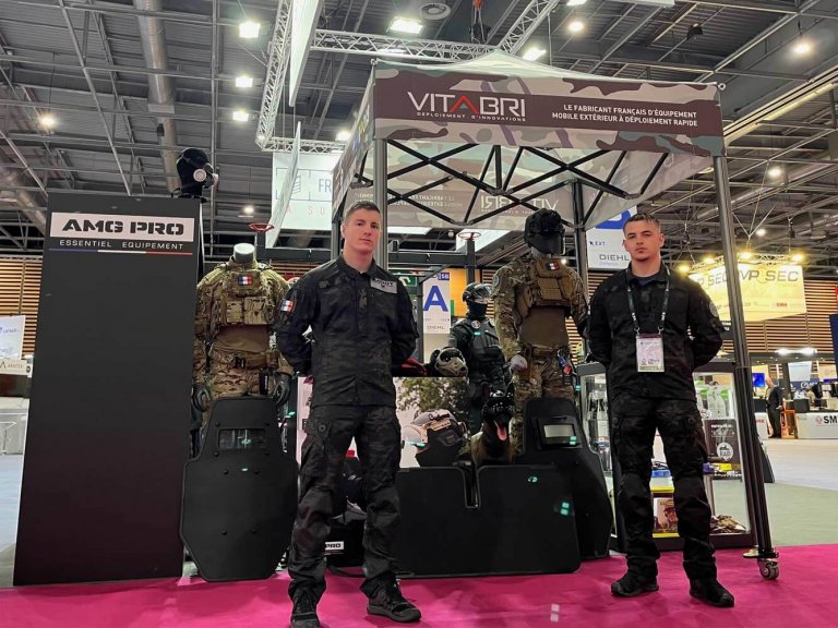 policiers devant le stand VITABRI au salon eurosatory